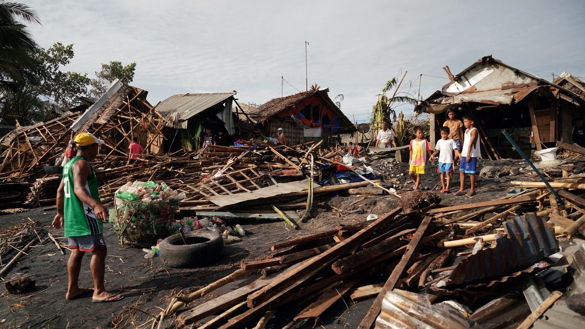 „Monstrum, které všechno ničilo,“ hodnotí Filipíny tajfun. Obětí je přes 200